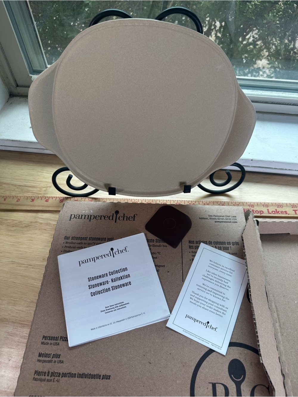 Pampered Chef original personal 9” pizza stoneware with scraper 100258